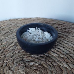 Wierookbakje zwart zeepsteen met witte steentjes