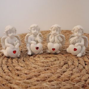 Zittende engel met rood hart